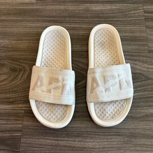 APL Big Logo Techloom Slides White and Tan Size 7